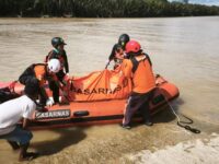 tim-sar-saat-mengevakuasi-sala-satu-korban-tenggelam-di-kutai-timur-dokistimewa-1756999069903_169